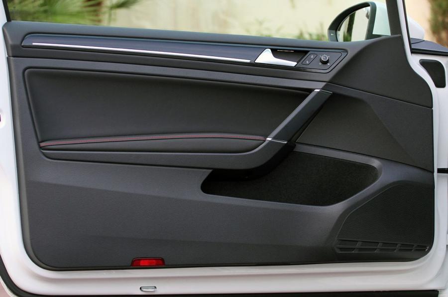 Детали интерьера Volkswagen Golf GTi 5-Door 2015 года  (фото 22 из 48)